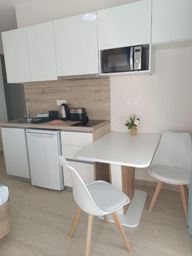 Navarino Luxe Suites With Sea View Peraía Екстериор снимка