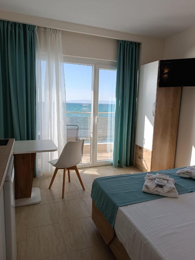 Navarino Luxe Suites With Sea View Peraía Екстериор снимка