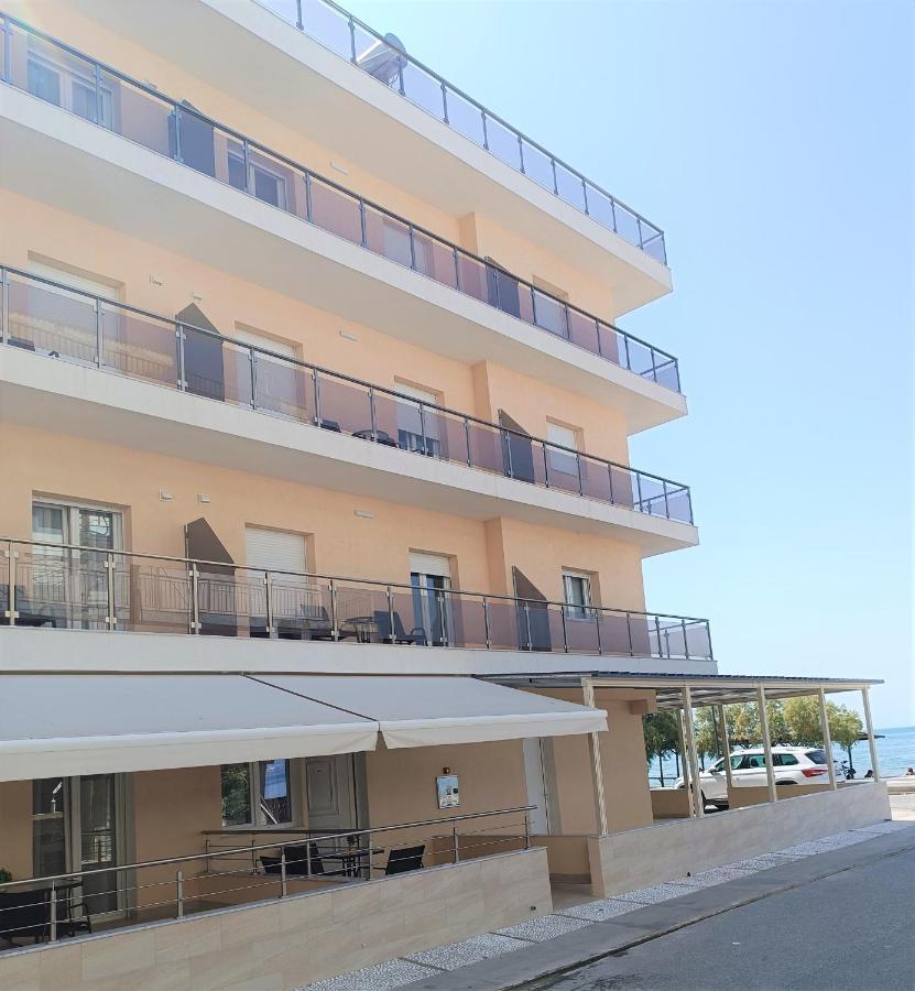 Navarino Luxe Suites With Sea View Peraía Екстериор снимка